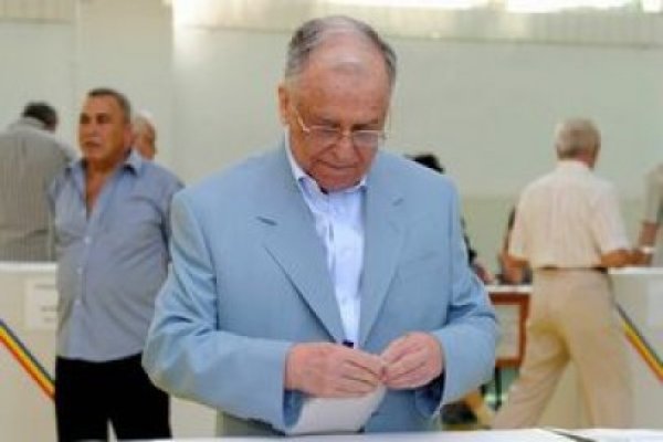 Ion Iliescu crede că organizarea referendumului în două zile ar fi 